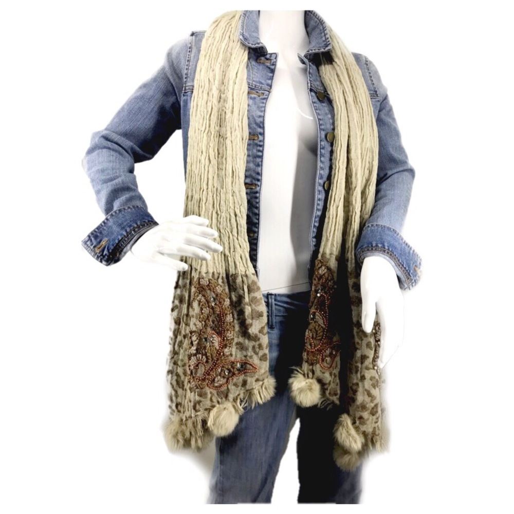 🌸Wool 100% Scarf with rabbit fur detailed balls.